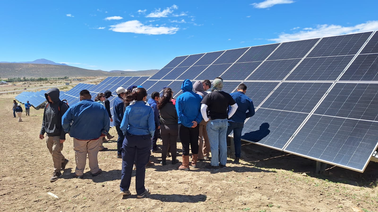 En este momento estás viendo Estudiantes de la Tecnicatura en Energías Renovables visitaron el Parque Solar “El Alamito”